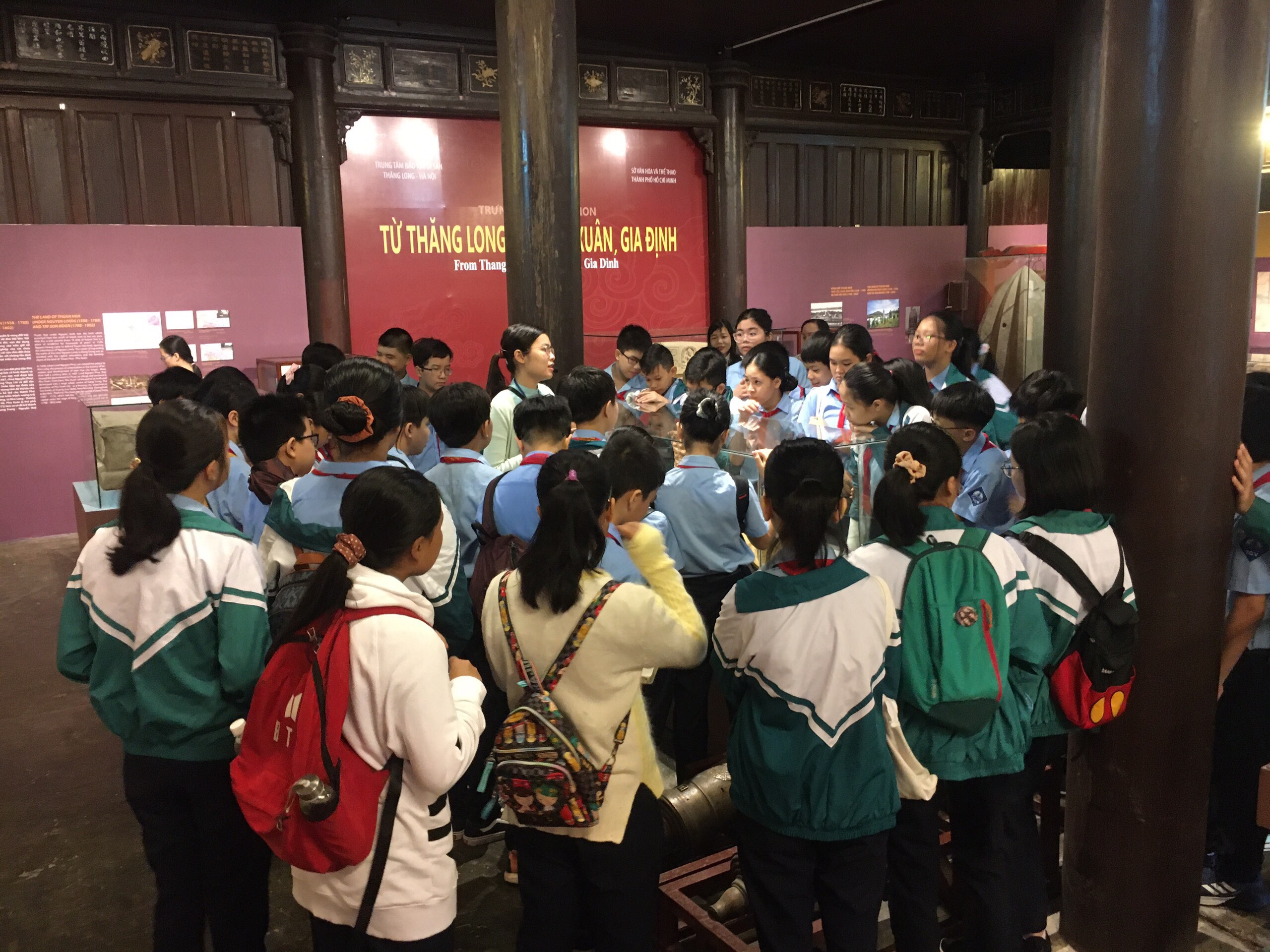 Đoàn học sinh trường THCS Trần Cao Vân, thành phố Huế tham quan trưng bày chuyên đề